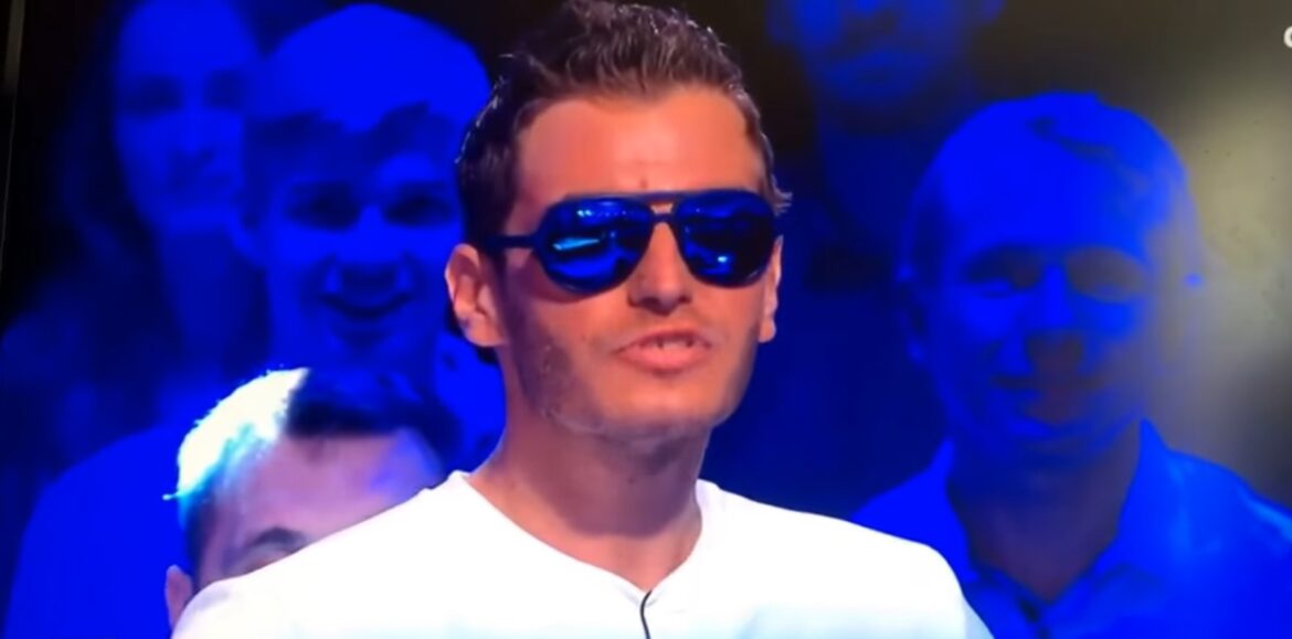 AN EASY WAY OF MAKING A SELFIE WITH DORIAN ROSSINI