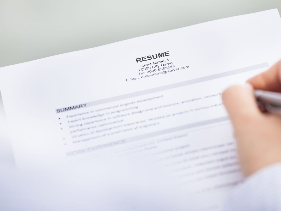 What Is the Difference Between a Federal Resume and a Regular One